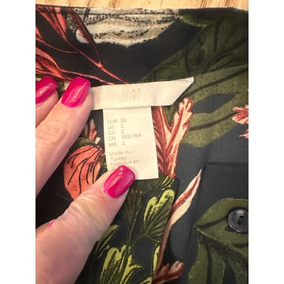 Floral Tropical Blouse Womens SIze 2 Black Background - Picture 3 of 5